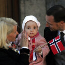 Kronprins Haakon, Kronprinsesse Mette-Marit og Prinsesse Ingrid Alexandra tok i mot barnetoget på Skaugum (Foto: Jarl Fr. Erichsen / Scanpix)